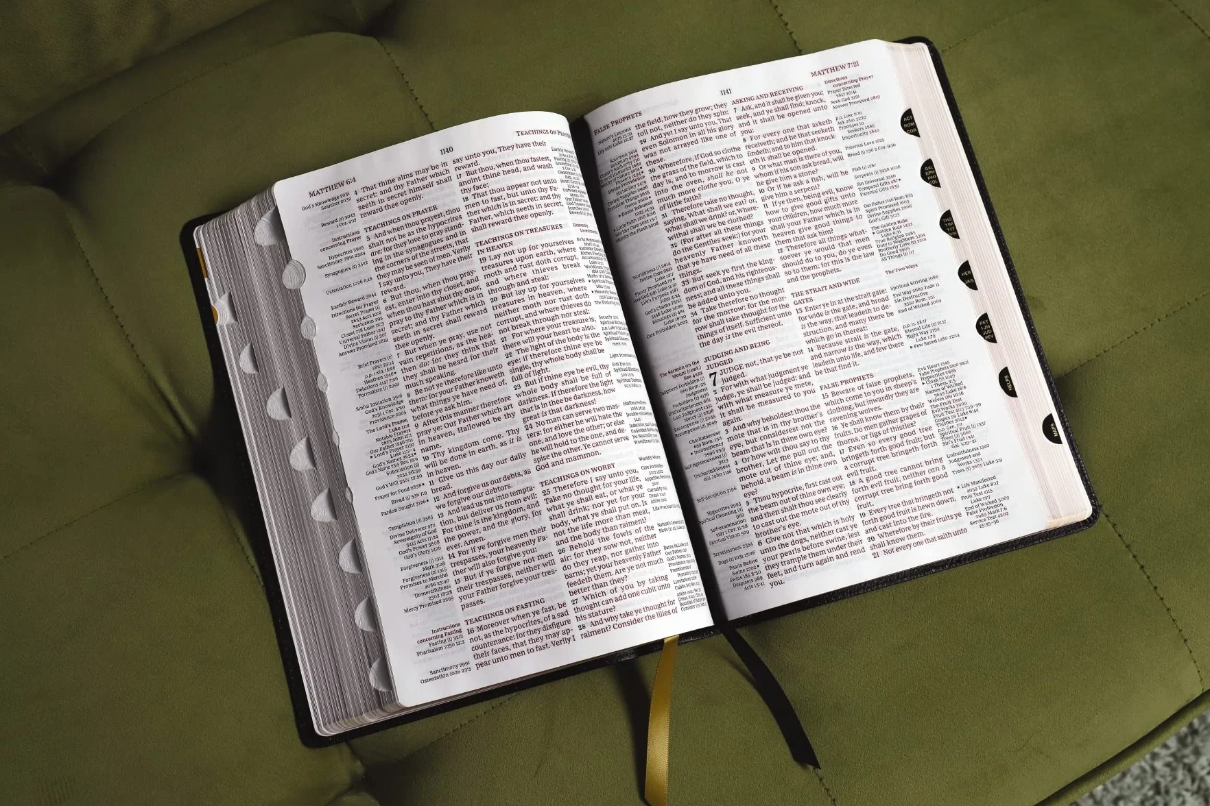 Kjv, Thompson Chain-Reference Bible, Large Print, Bonded Leather, Black, Red Letter, Thumb Indexed, Comfort Print: King James Version, Black, European Bonded Leather, Red Letter