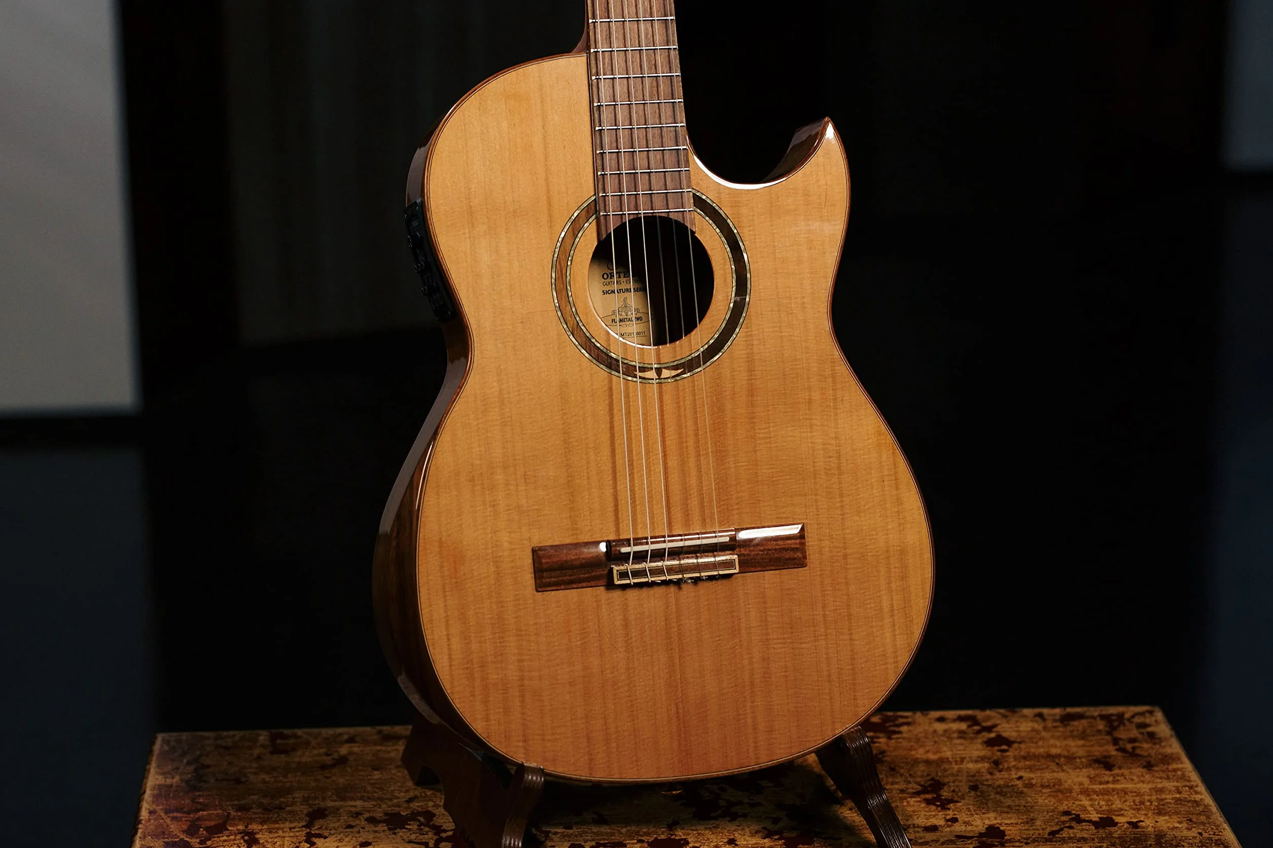 Ortega Guitars Classical Guitar Electro-Acoustic – Wąski Gryf, Korpus Thinline – Seria Signature – W Zestawie Pokrowiec i Folia Ochronna – Lity Cedr/Orzech, Wykończenie Naturalne (FLAMETAL-TWO)