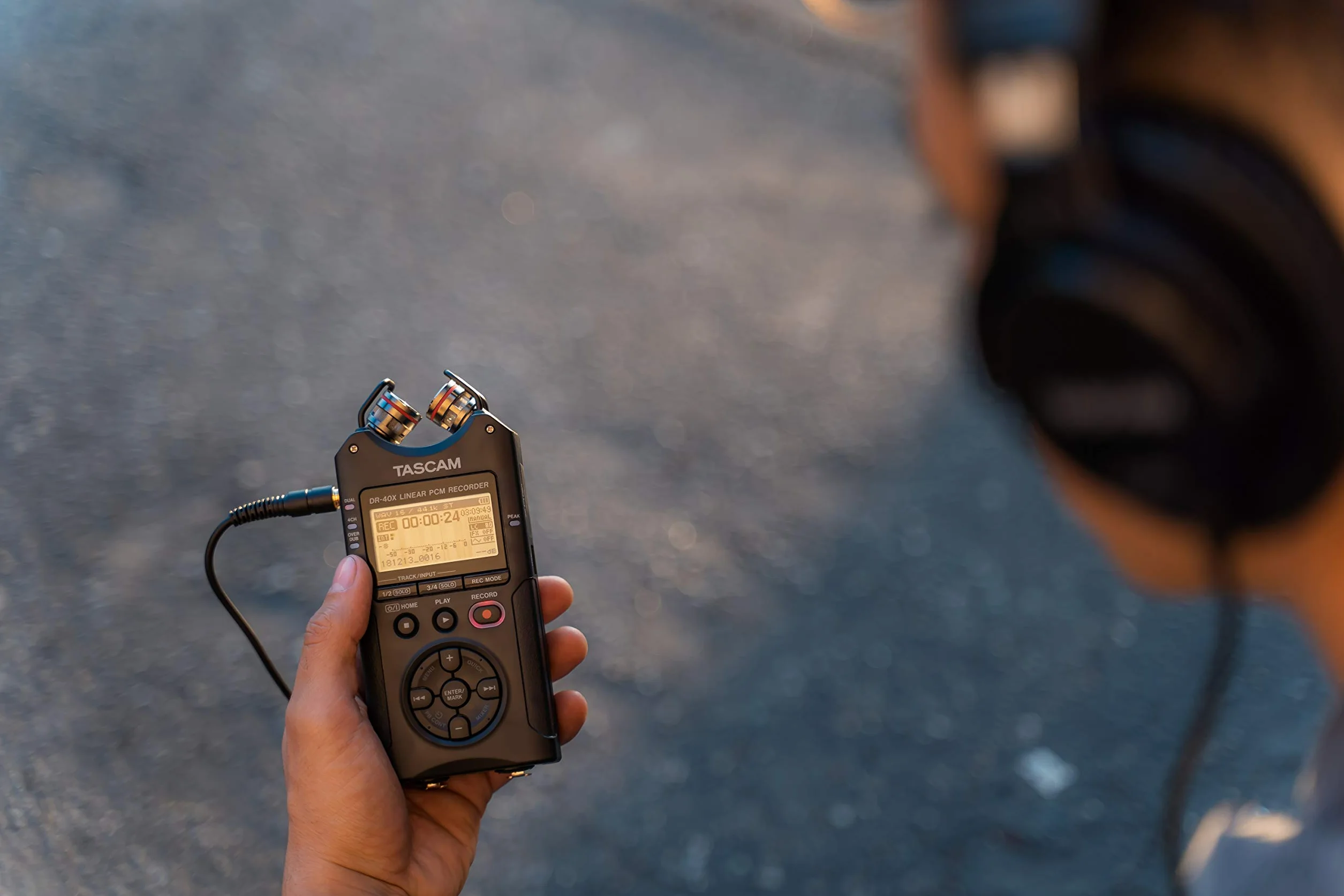 Tascam Przenośny czterościeżkowy rejestrator dźwięku DR-40X i interfejs USB