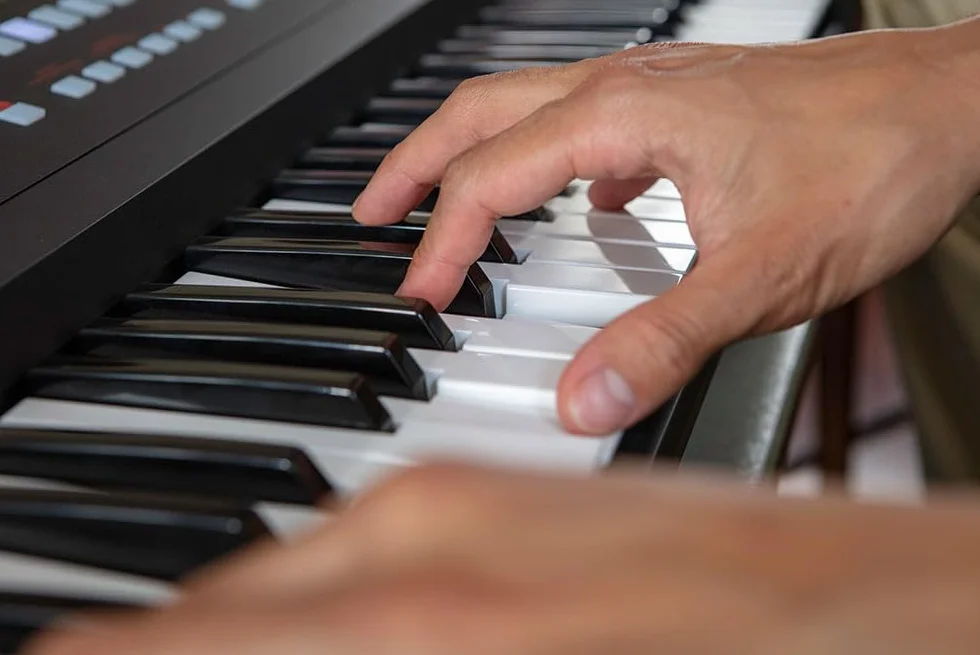 Aranżer Keyboard Roland E-X50 — Prosty w obsłudze | Stereofoniczne Głośniki | Bluetooth | Profesjonalne brzmienia Roland | Wejście Mikrofonowe | Funkcja Automatycznego Akompaniamentu
