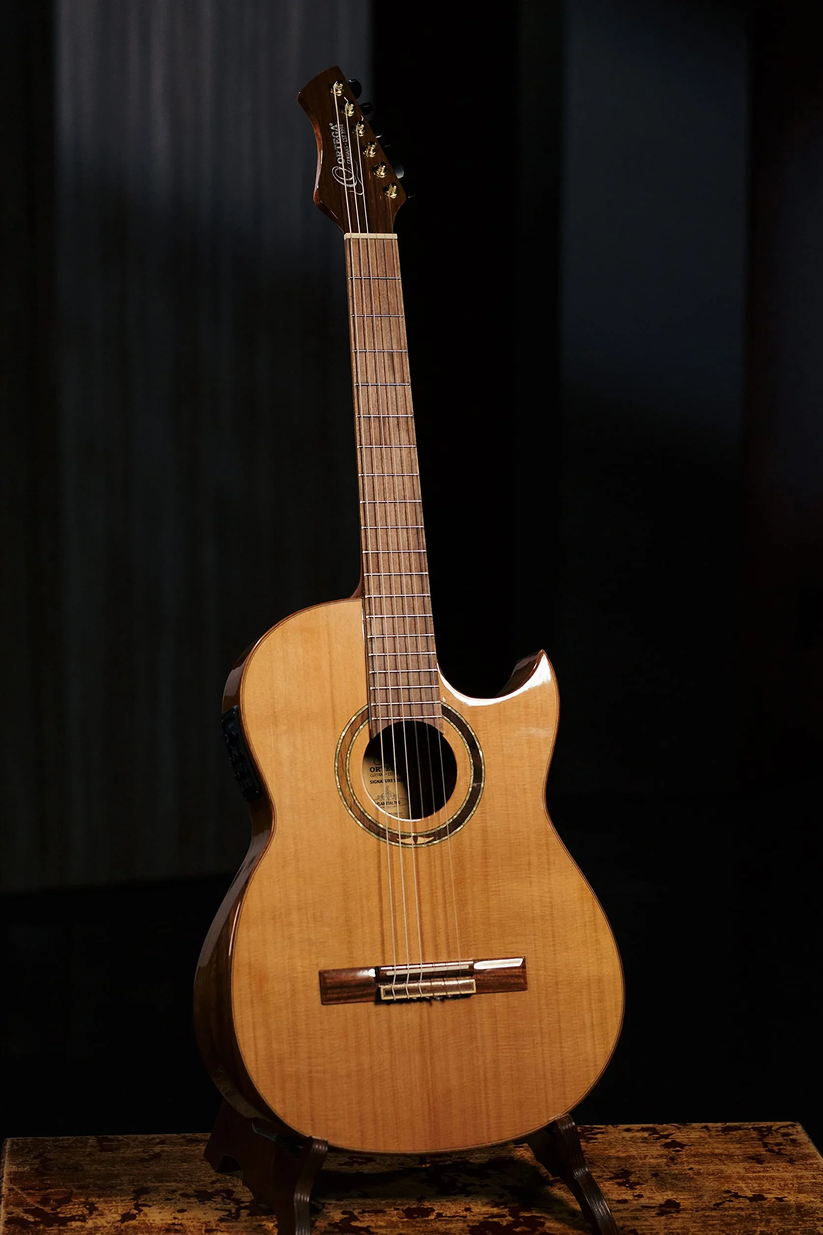 Ortega Guitars Classical Guitar Electro-Acoustic – Wąski Gryf, Korpus Thinline – Seria Signature – W Zestawie Pokrowiec i Folia Ochronna – Lity Cedr/Orzech, Wykończenie Naturalne (FLAMETAL-TWO)