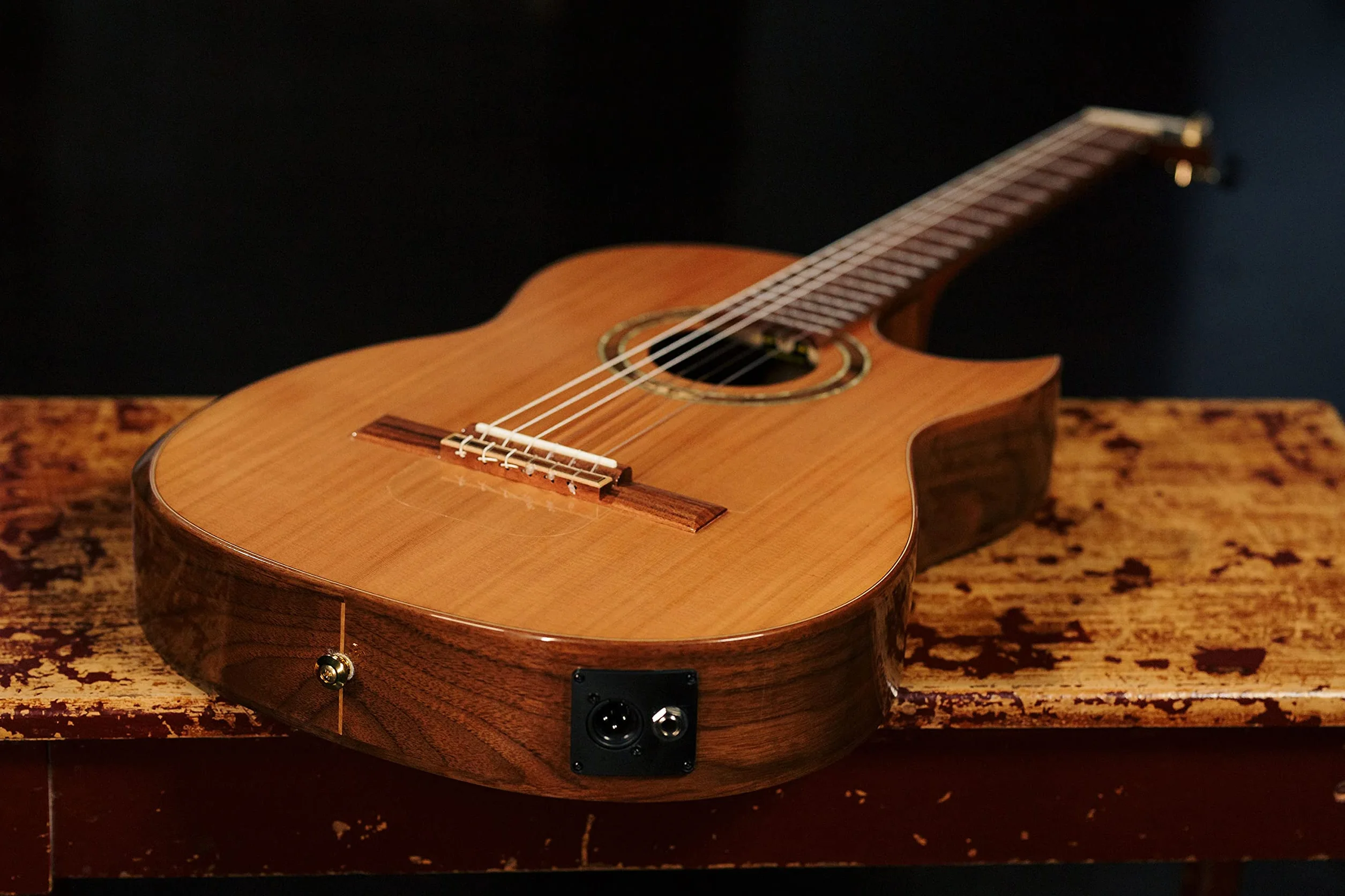 Ortega Guitars Classical Guitar Electro-Acoustic – Wąski Gryf, Korpus Thinline – Seria Signature – W Zestawie Pokrowiec i Folia Ochronna – Lity Cedr/Orzech, Wykończenie Naturalne (FLAMETAL-TWO)