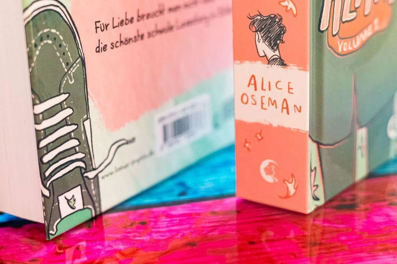 Heartstopper Volume 1 (deutsche Hardcover-Ausgabe): Boy trifft Boy - Das Buch zum Netflix Serien-Hit - Entdecke die schönste Liebesgeschichte des Jahres - ausgezeichnet mit dem Lesekompass 2023
