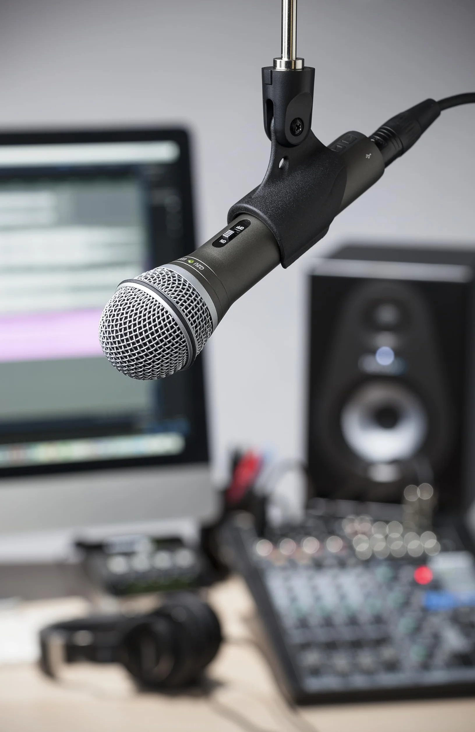 Samson SAM SAQ2U, Q2U USB/XLR Dynamiczny pakiet nagrywania mikrofonu i podcastingu (zawiera klips mikrofonowy, stojak na biurko, przednią szybę i kable), szary