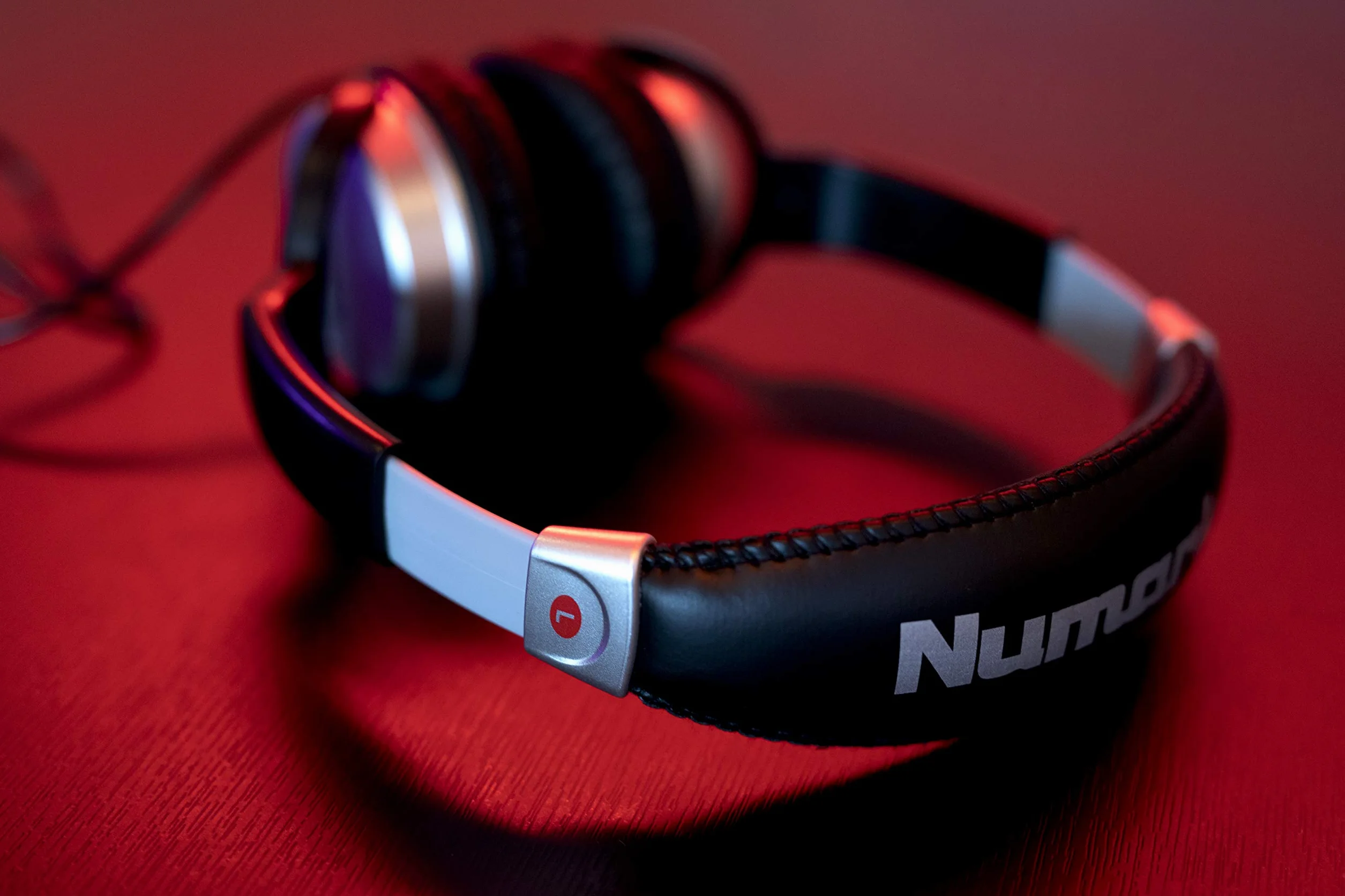 Numark HF125 Kompaktowe słuchawki do nagrywania i monitorowania DJ-ów z kablem o długości 6 stóp, 40-milimetrowymi przetwornikami zapewniającymi rozszerzoną reakcję
