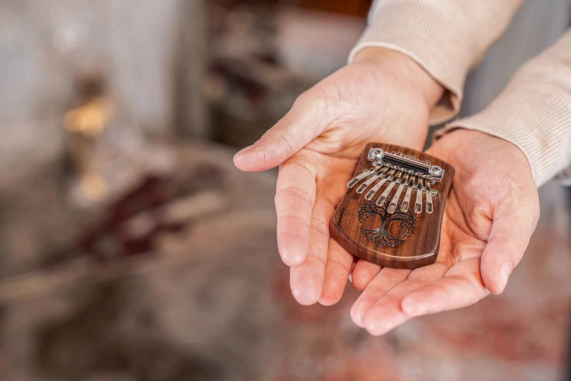 Kalimba Sonic Energy Lite Drewno – 8 Dźwięków w Tonacji C-dur – do Medytacji, Sekcji Perkusyjnej i Jogi – Czarny Orzech Włoski, Drzeworyt Tree of Life (KL801TOL)
