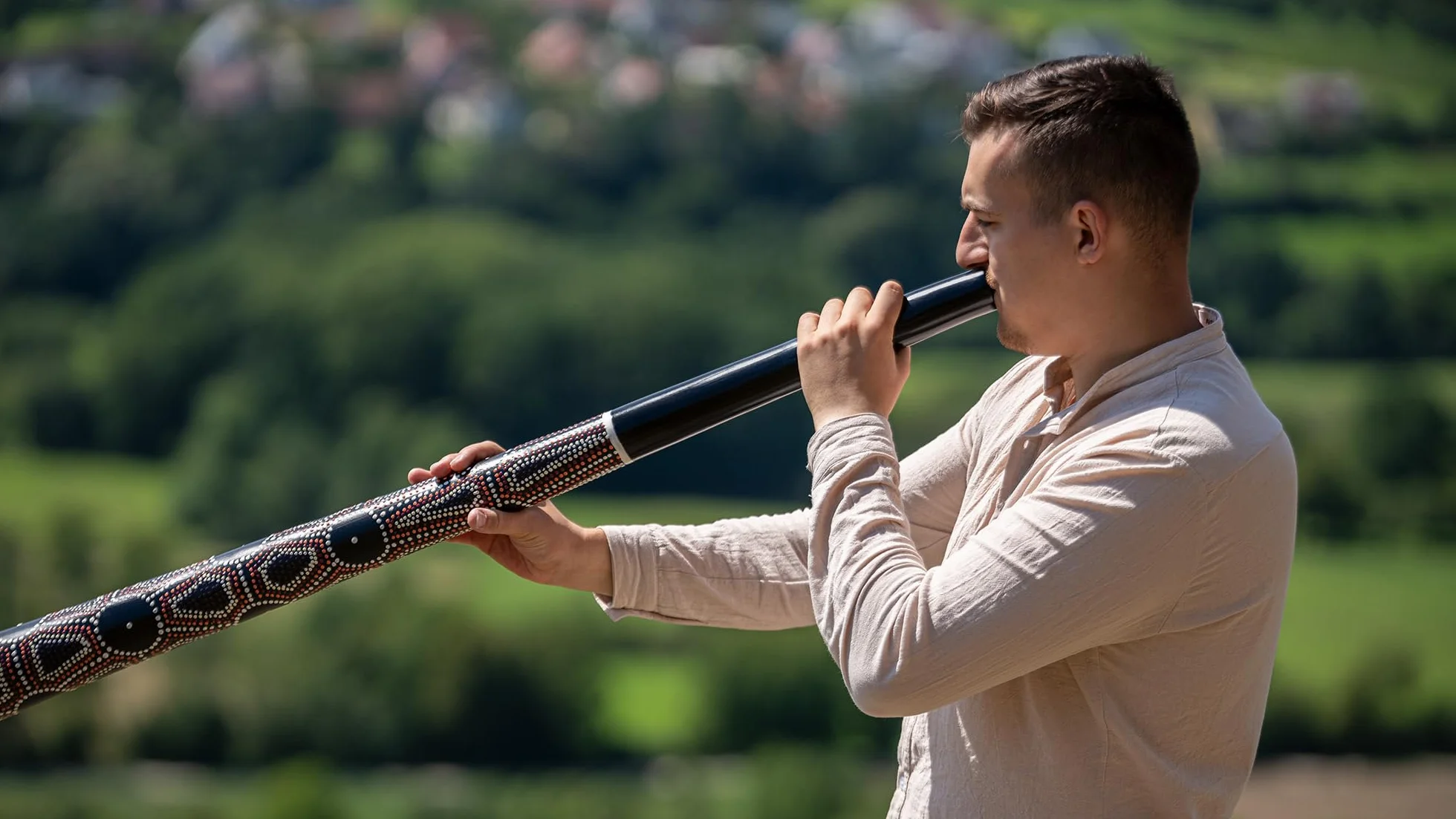 Sonic Energy Sliced Pro Didgeridoo – Składany instrument podróżny – Tonacja E – Drewno mahoniowe, czarne kropki (DDPROFPE)