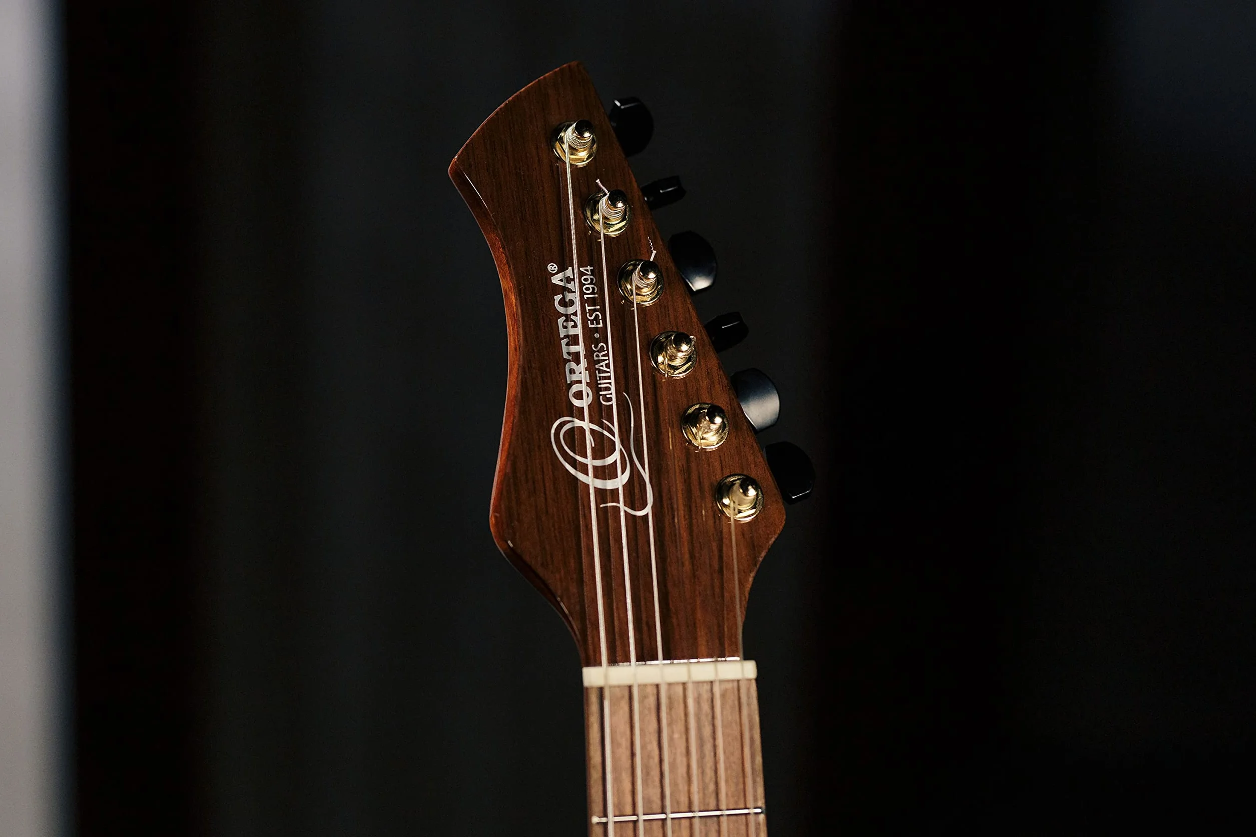Ortega Guitars Classical Guitar Electro-Acoustic – Wąski Gryf, Korpus Thinline – Seria Signature – W Zestawie Pokrowiec i Folia Ochronna – Lity Cedr/Orzech, Wykończenie Naturalne (FLAMETAL-TWO)