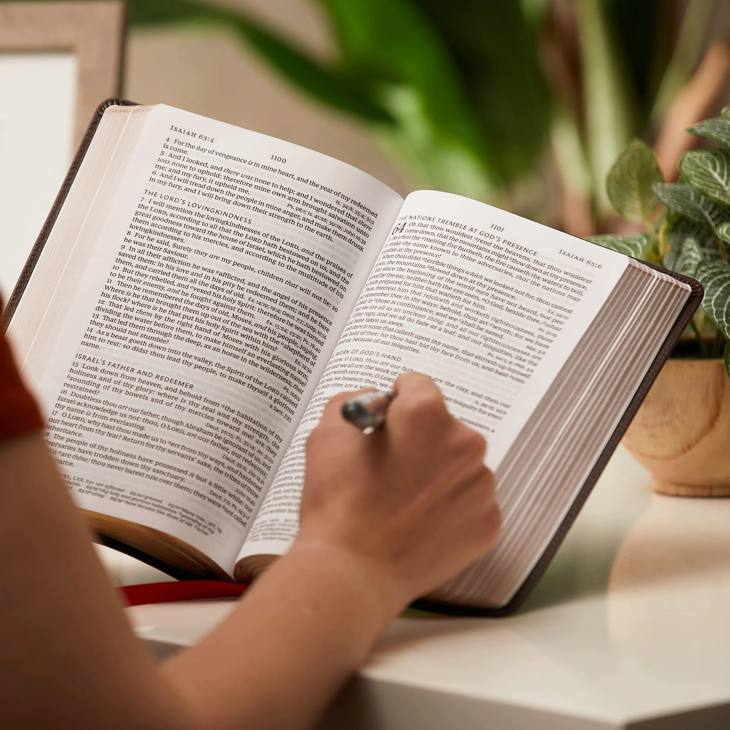 KJV Holy Bible: Large Print Single-Column with 43,000 End-Of-Verse Cross References, Black Leathersoft, Personal Size, Red Letter, Comfort Print: King James Version: Holy Bible, King James Version