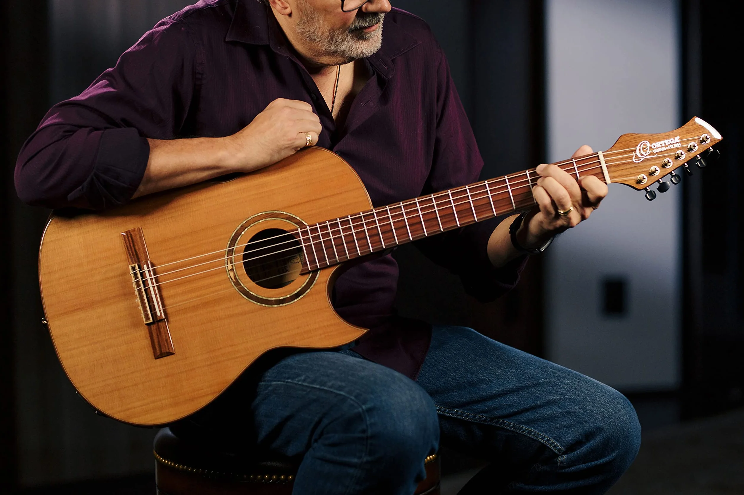 Ortega Guitars Classical Guitar Electro-Acoustic – Wąski Gryf, Korpus Thinline – Seria Signature – W Zestawie Pokrowiec i Folia Ochronna – Lity Cedr/Orzech, Wykończenie Naturalne (FLAMETAL-TWO)
