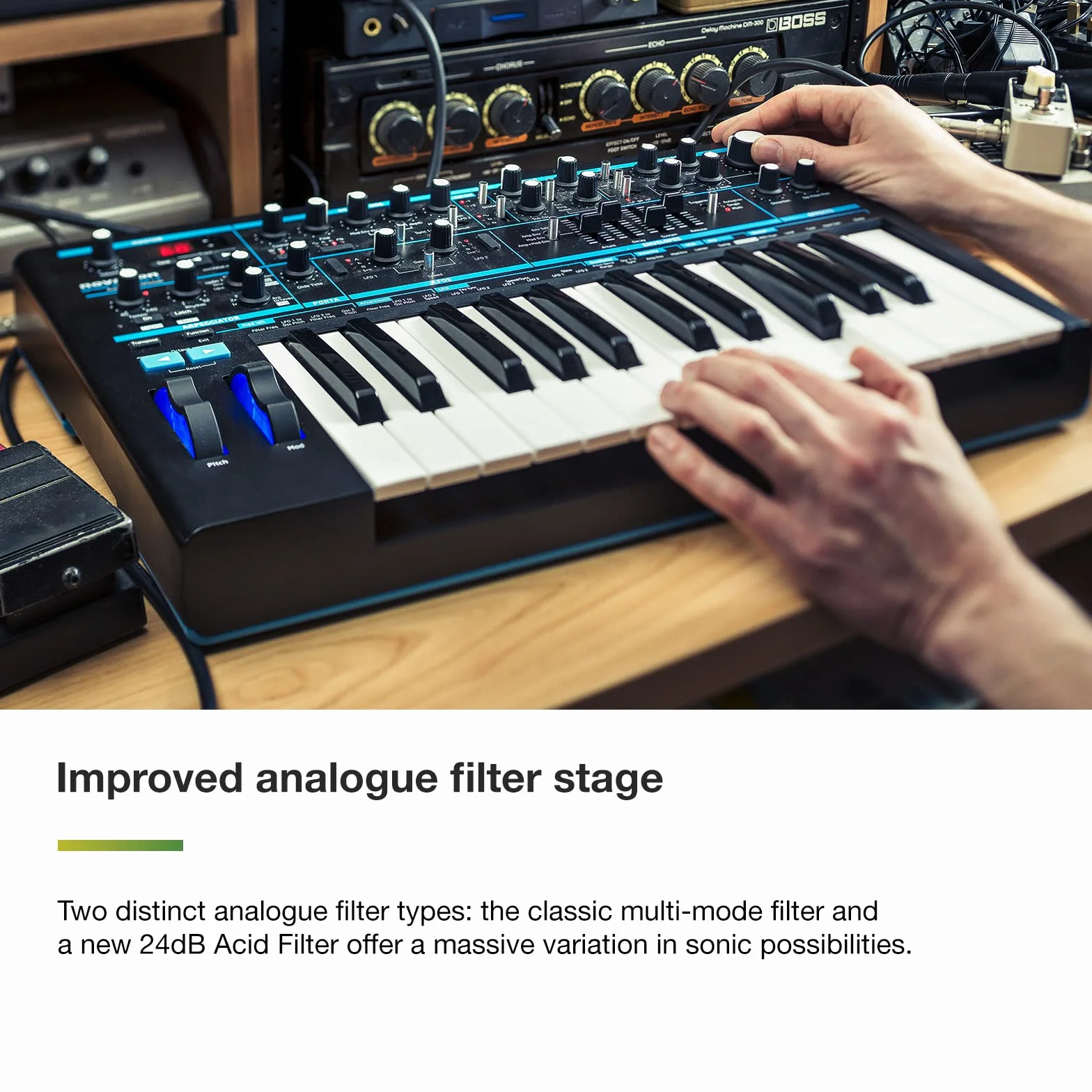 Novation Analogowy monosynth Bass Station II – zawiera 64 fabryczne łatki, sekwencer kroków oparty na wzorach i arpeggiator, dwa oscylatory oraz dodatkowy oscylator podrzędny