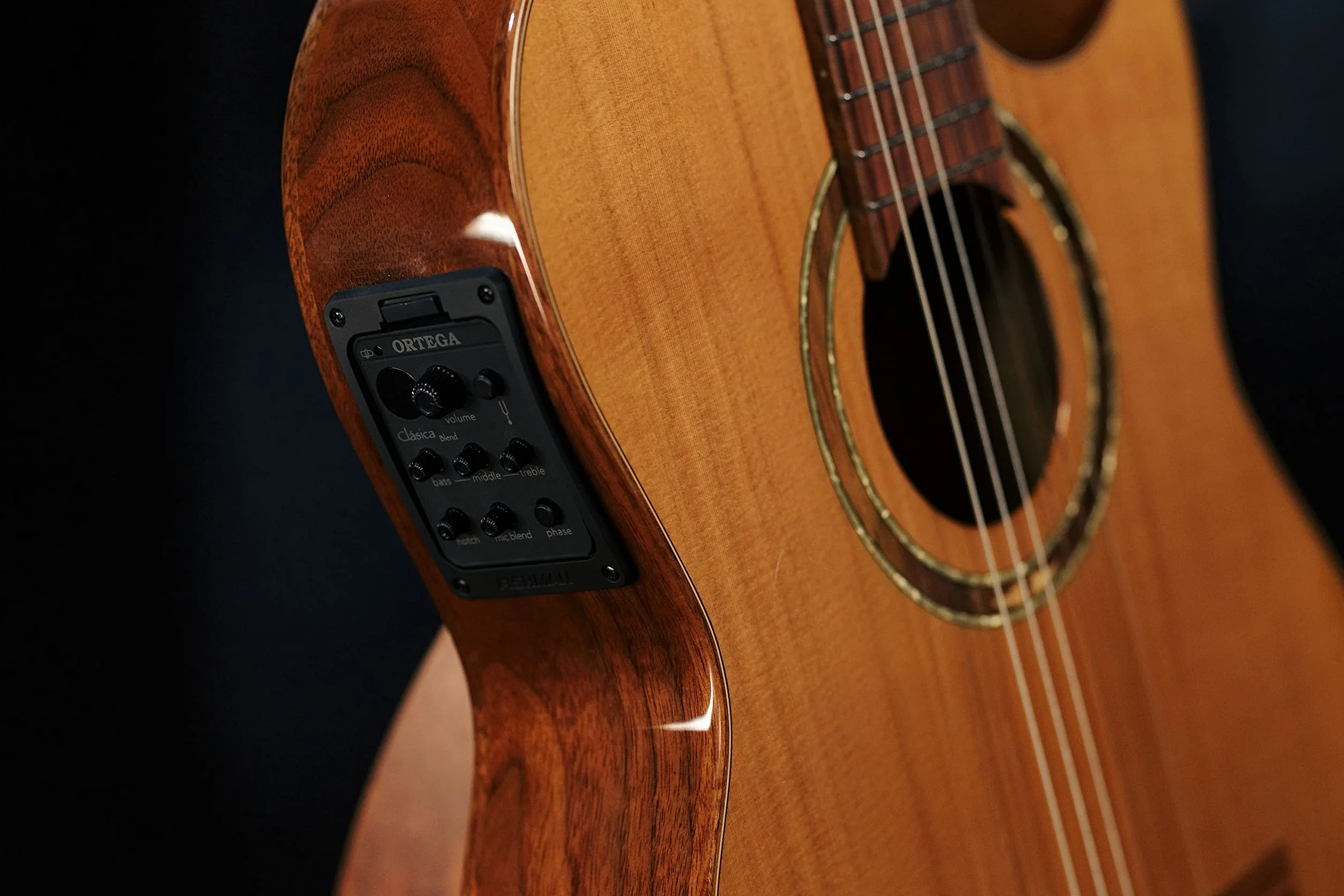 Ortega Guitars Classical Guitar Electro-Acoustic – Wąski Gryf, Korpus Thinline – Seria Signature – W Zestawie Pokrowiec i Folia Ochronna – Lity Cedr/Orzech, Wykończenie Naturalne (FLAMETAL-TWO)