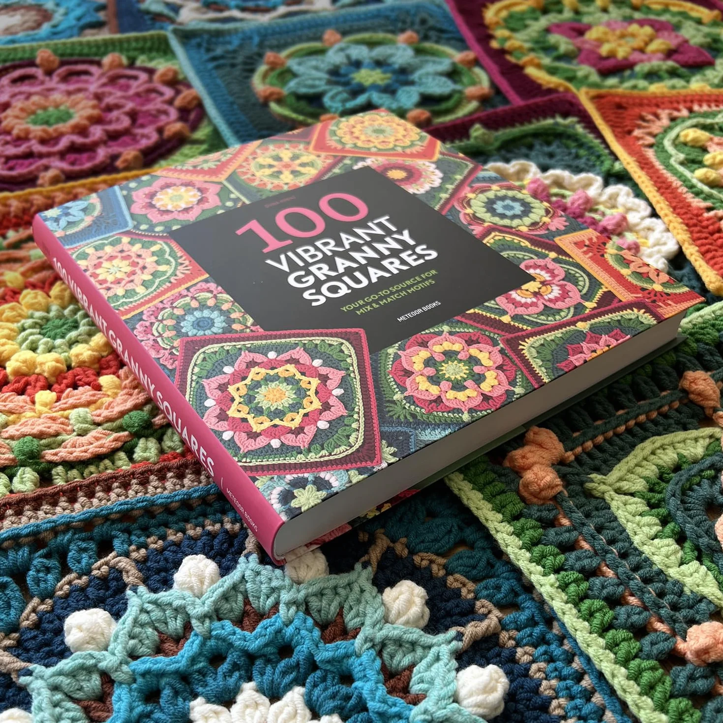 100 Vibrant Granny Squares: Your Go-To Source for Mix & Match Motifs