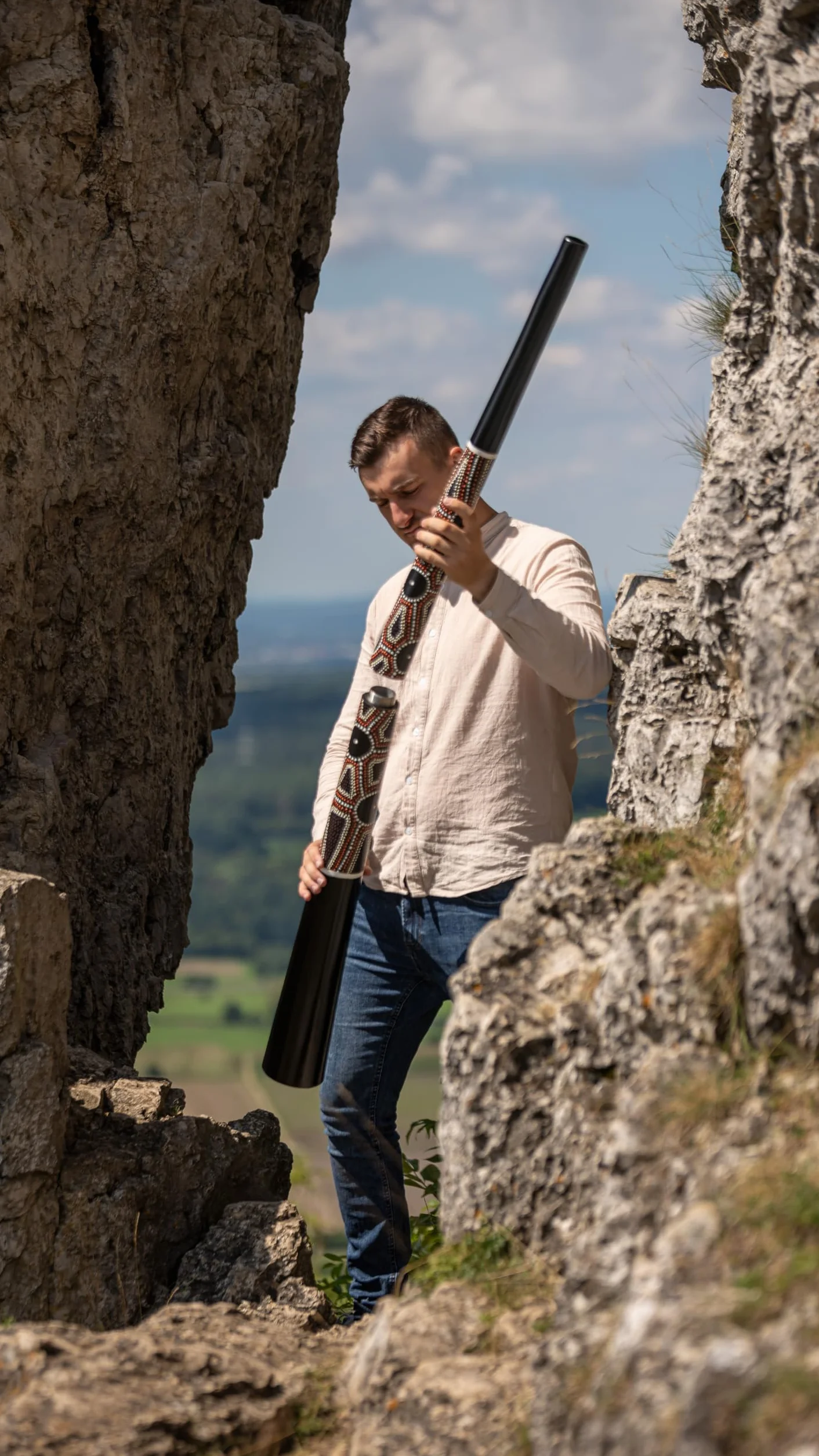 Sonic Energy Sliced Pro Didgeridoo – Składany instrument podróżny – Tonacja E – Drewno mahoniowe, czarne kropki (DDPROFPE)