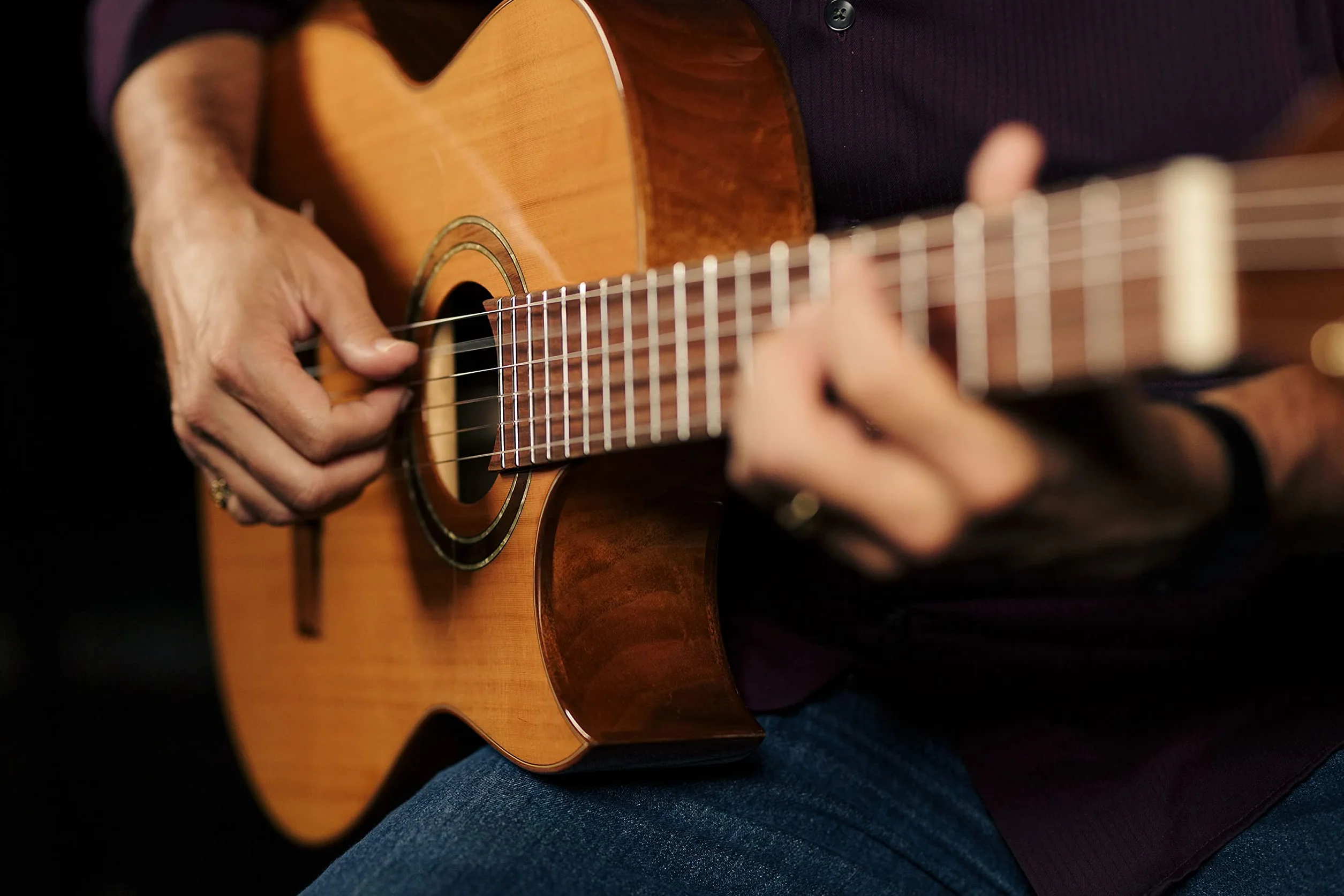 Ortega Guitars Classical Guitar Electro-Acoustic – Wąski Gryf, Korpus Thinline – Seria Signature – W Zestawie Pokrowiec i Folia Ochronna – Lity Cedr/Orzech, Wykończenie Naturalne (FLAMETAL-TWO)