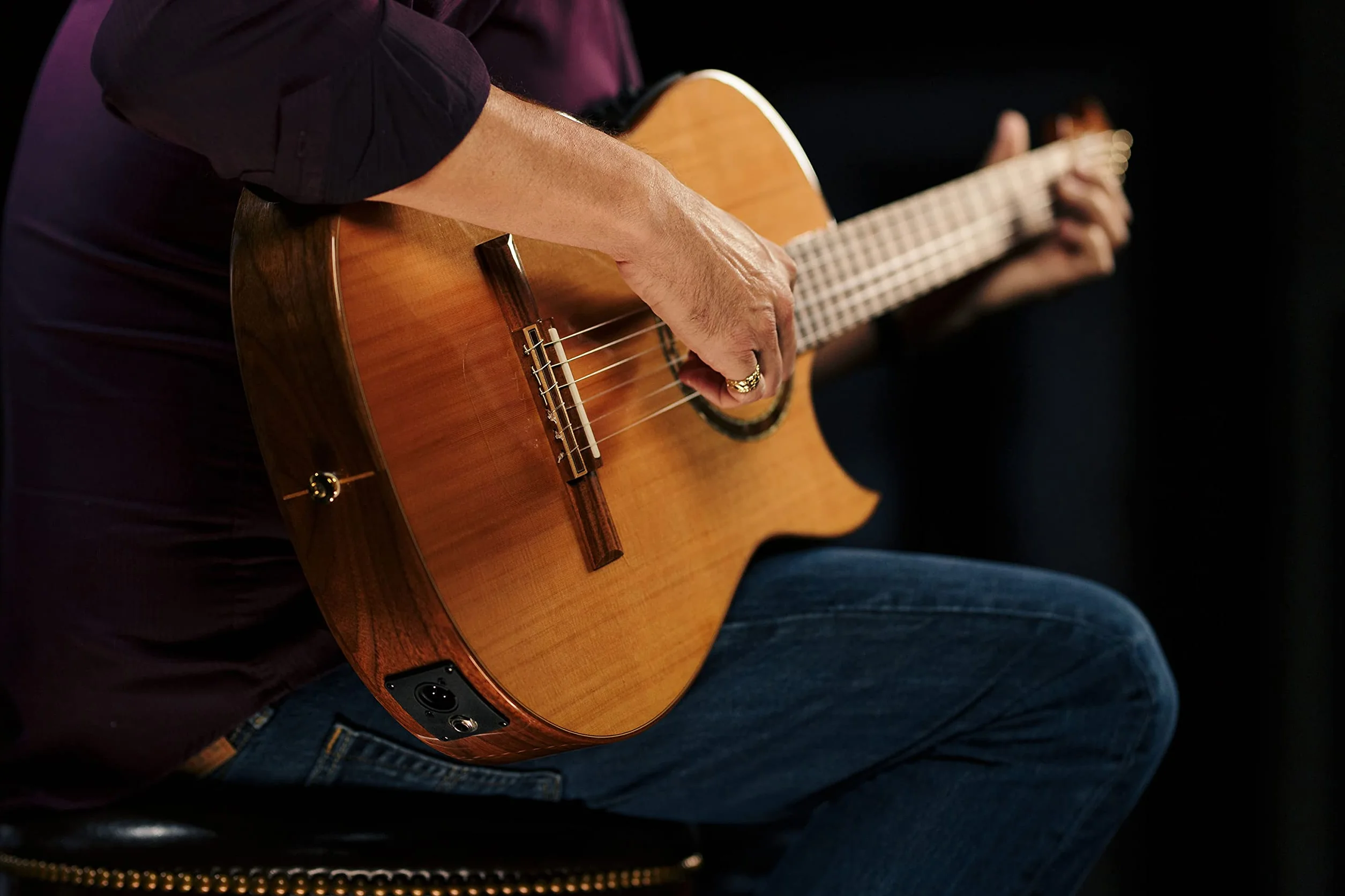 Ortega Guitars Classical Guitar Electro-Acoustic – Wąski Gryf, Korpus Thinline – Seria Signature – W Zestawie Pokrowiec i Folia Ochronna – Lity Cedr/Orzech, Wykończenie Naturalne (FLAMETAL-TWO)