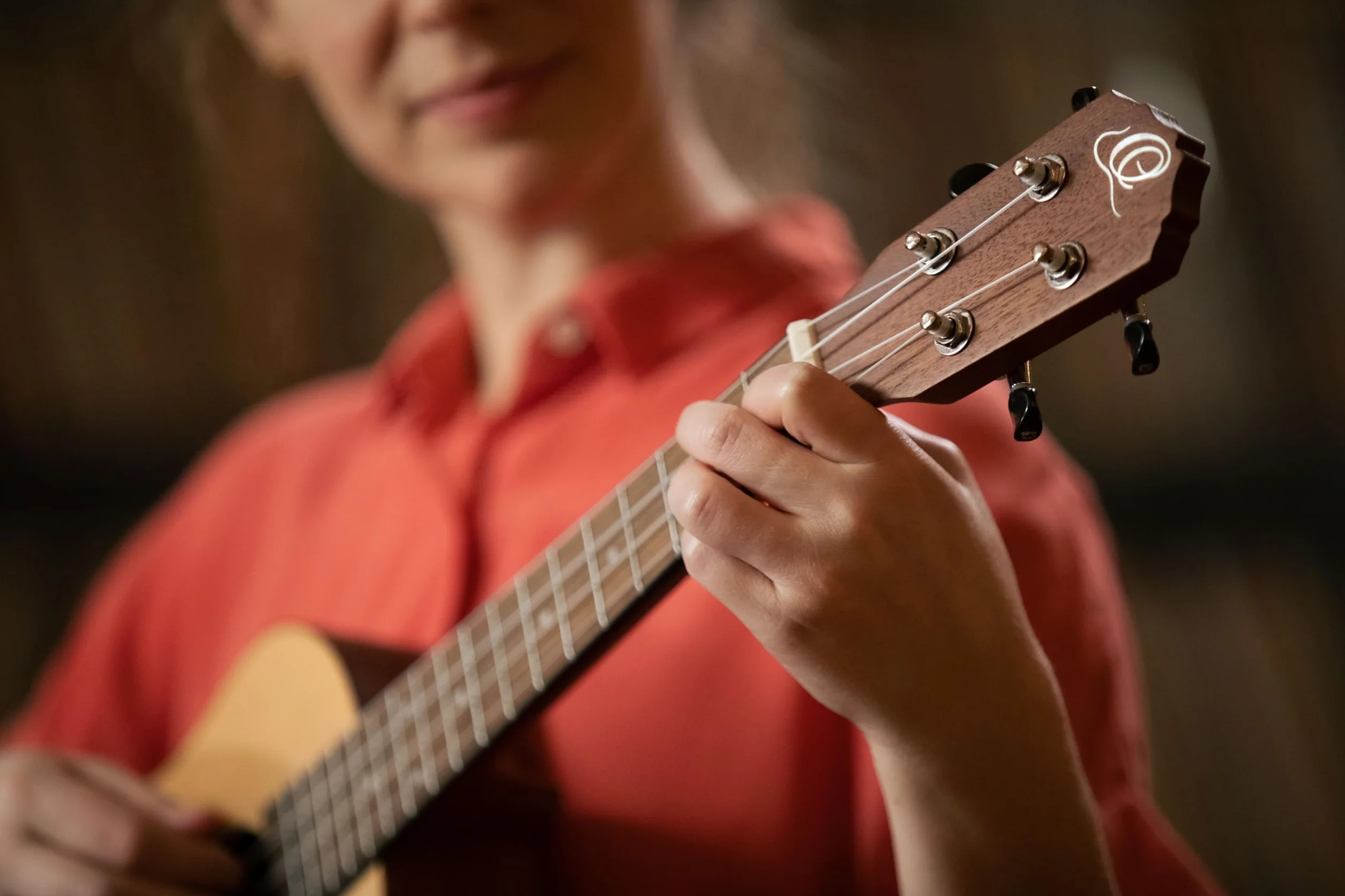 Ortega gitary RU5-TE Tenor ukulele z blatem świerkowym i korpusem Sapele w satynowym wykończeniu, 18 progów