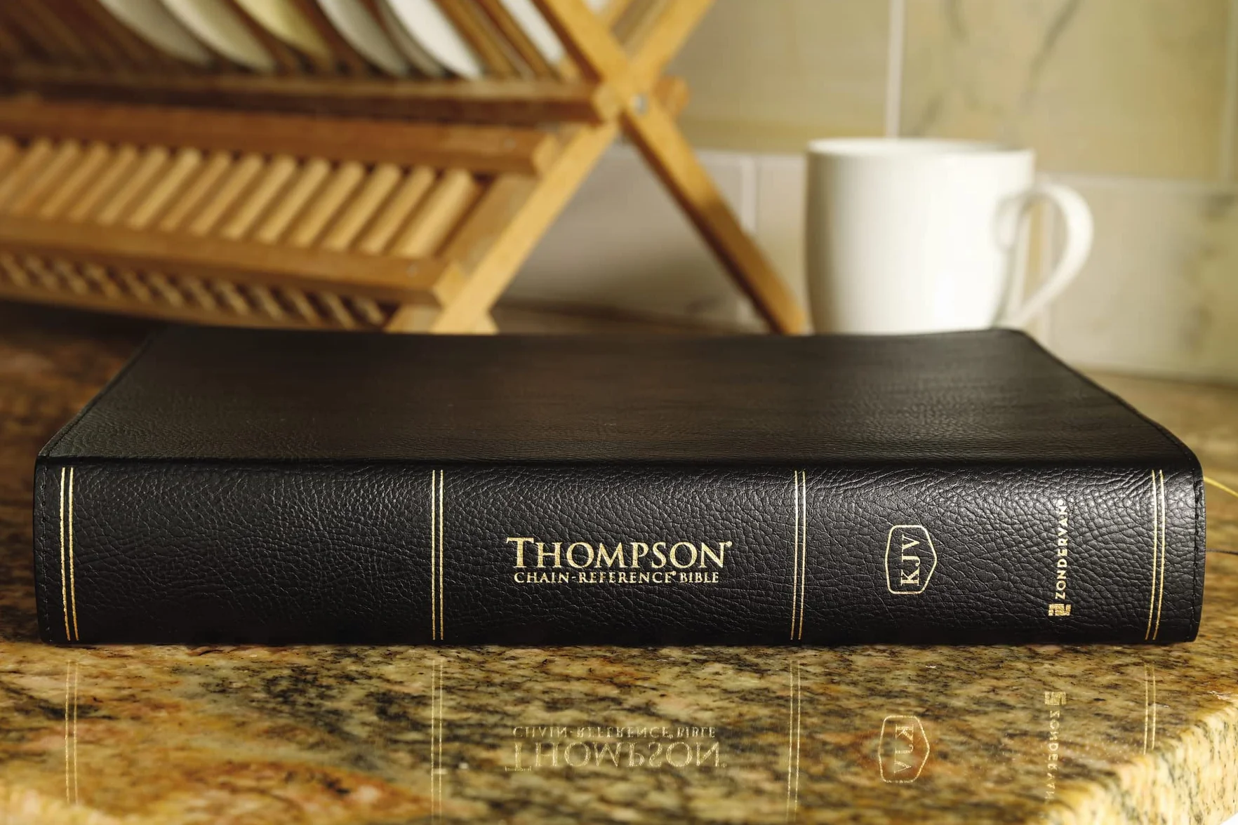 Kjv, Thompson Chain-Reference Bible, Large Print, Bonded Leather, Black, Red Letter, Thumb Indexed, Comfort Print: King James Version, Black, European Bonded Leather, Red Letter