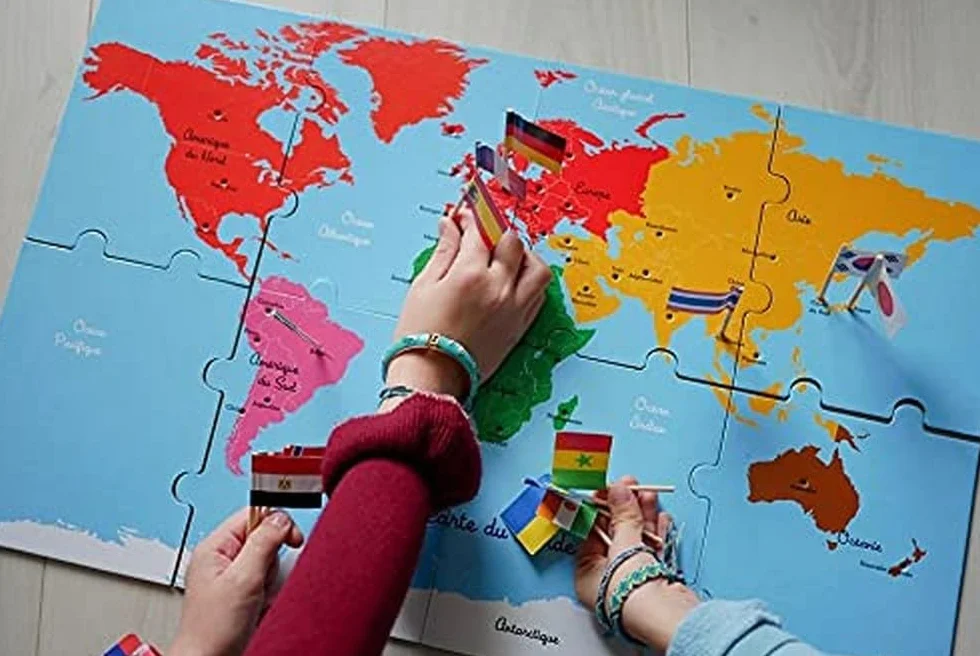 Mon coffret Montessori des drapeaux du monde - Dès 6 ans: Avec 1 planisphère et 50 drapeaux