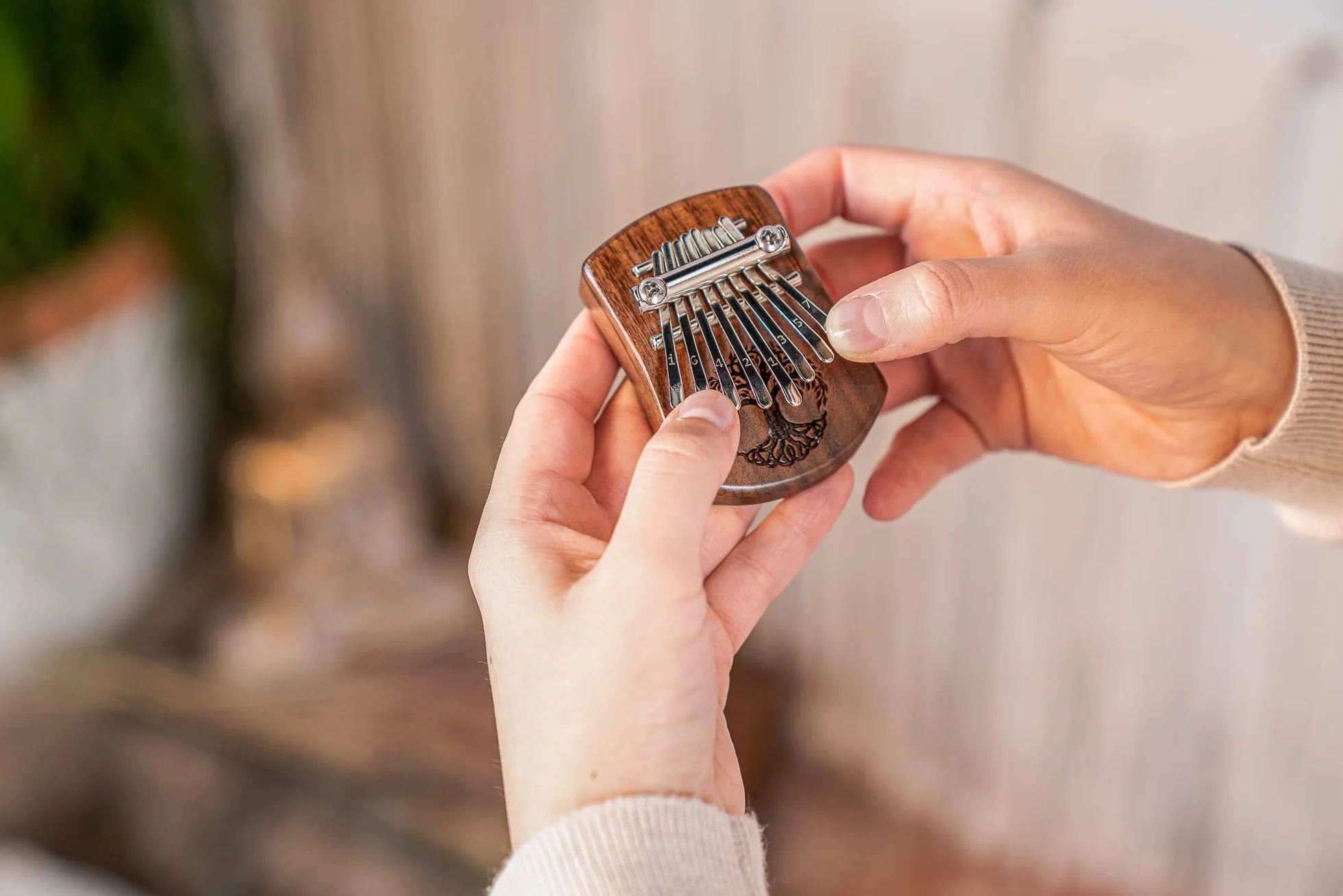 Kalimba Sonic Energy Lite Drewno – 8 Dźwięków w Tonacji C-dur – do Medytacji, Sekcji Perkusyjnej i Jogi – Czarny Orzech Włoski, Drzeworyt Tree of Life (KL801TOL)