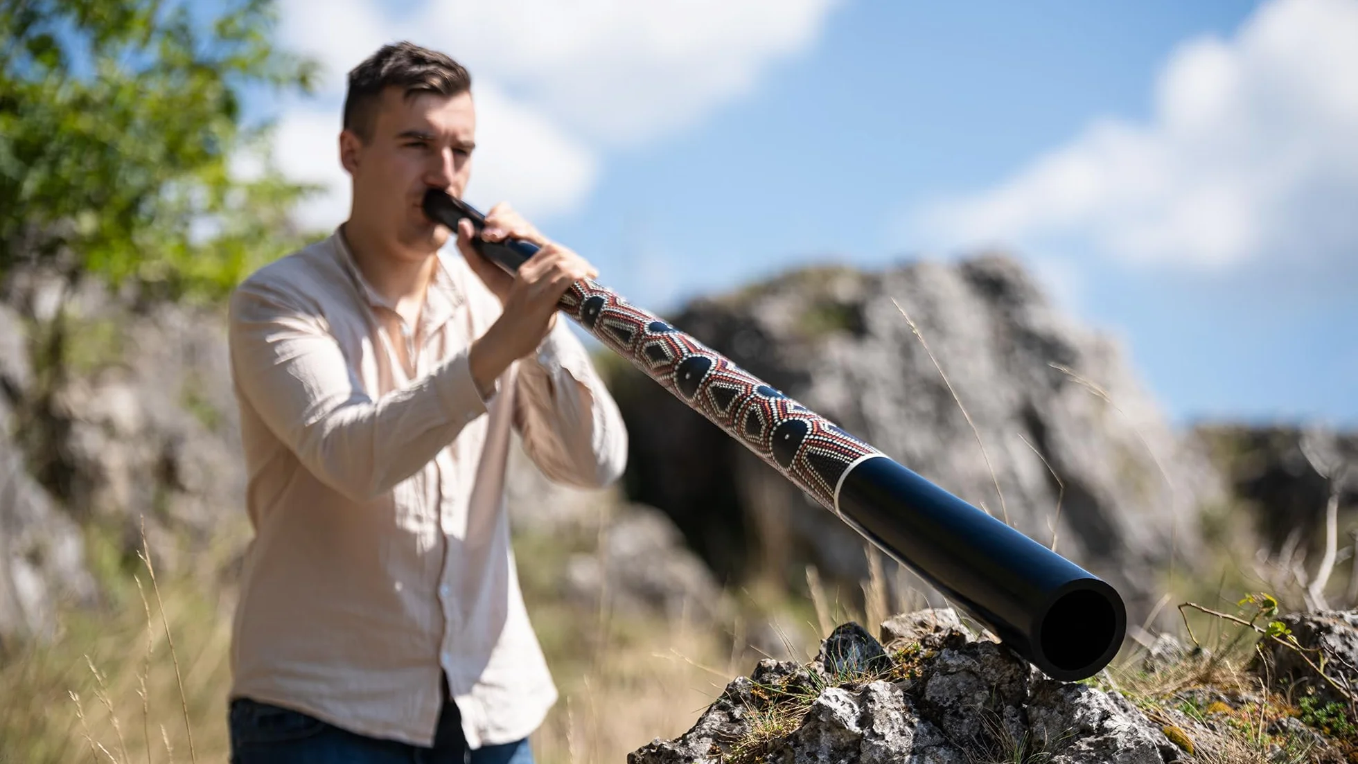 Sonic Energy Sliced Pro Didgeridoo – Składany instrument podróżny – Tonacja E – Drewno mahoniowe, czarne kropki (DDPROFPE)