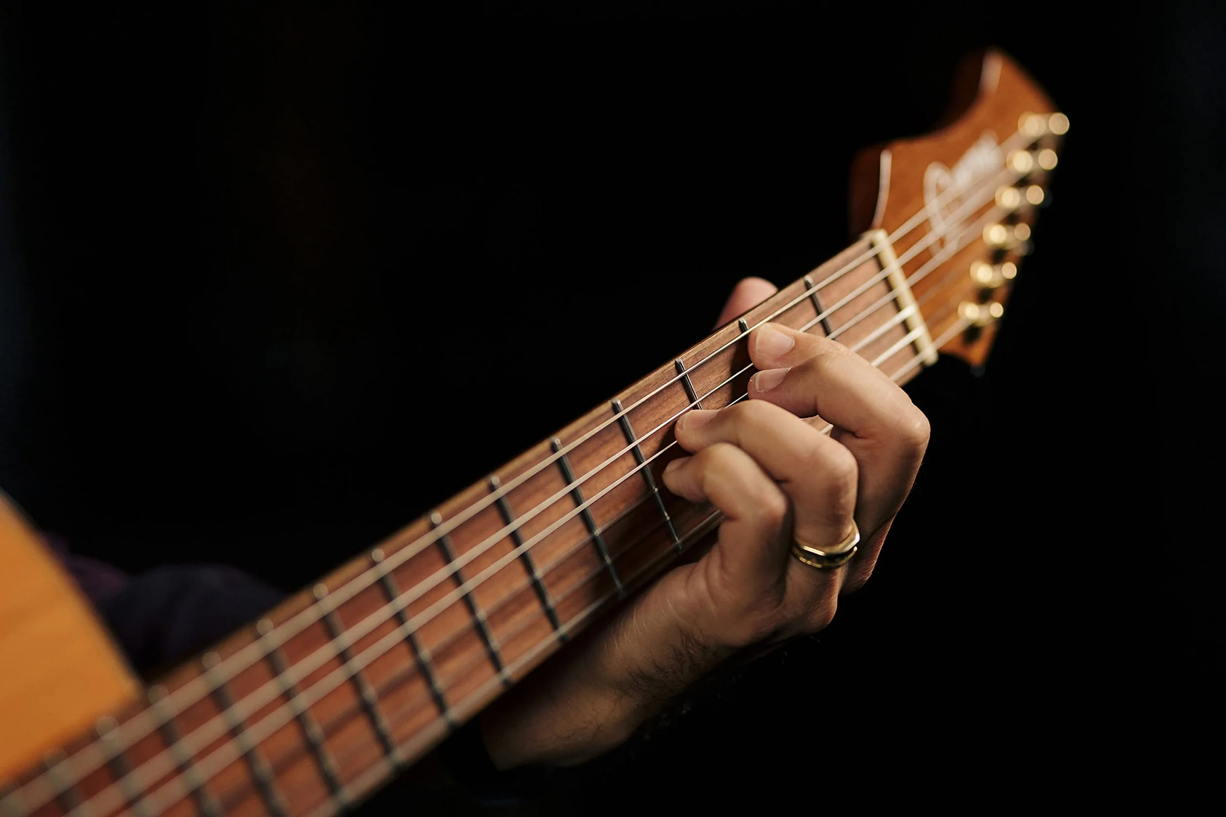 Ortega Guitars Classical Guitar Electro-Acoustic – Wąski Gryf, Korpus Thinline – Seria Signature – W Zestawie Pokrowiec i Folia Ochronna – Lity Cedr/Orzech, Wykończenie Naturalne (FLAMETAL-TWO)