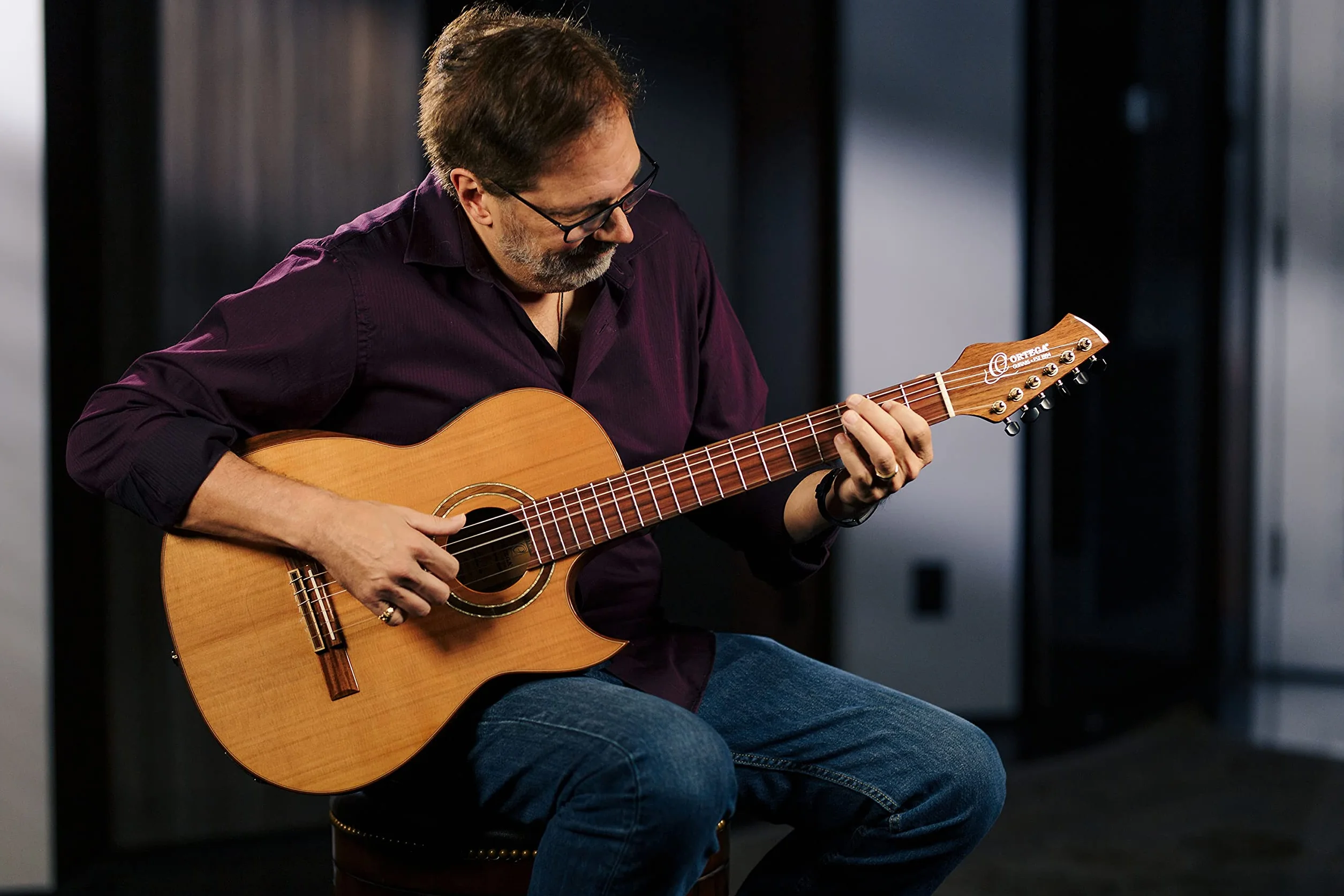 Ortega Guitars Classical Guitar Electro-Acoustic – Wąski Gryf, Korpus Thinline – Seria Signature – W Zestawie Pokrowiec i Folia Ochronna – Lity Cedr/Orzech, Wykończenie Naturalne (FLAMETAL-TWO)