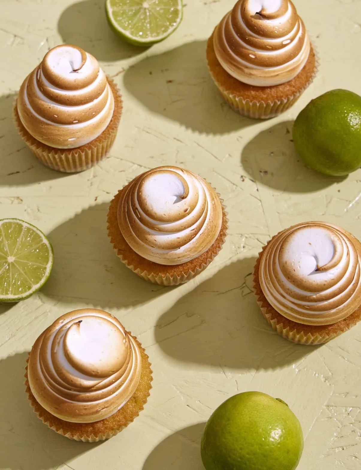 Crumbs & Doilies: Over 90 Mouth-Watering Bakes to Create at Home from Youtube Sensation Cupcake Jemma