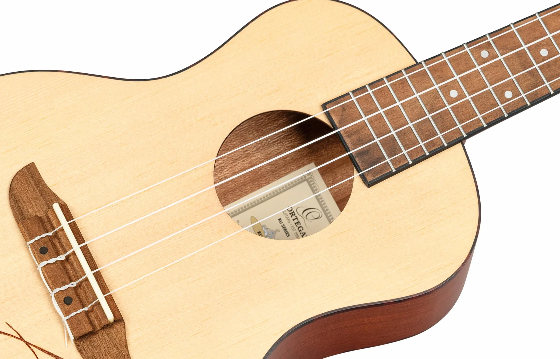 Ortega gitary RU5-TE Tenor ukulele z blatem świerkowym i korpusem Sapele w satynowym wykończeniu, 18 progów