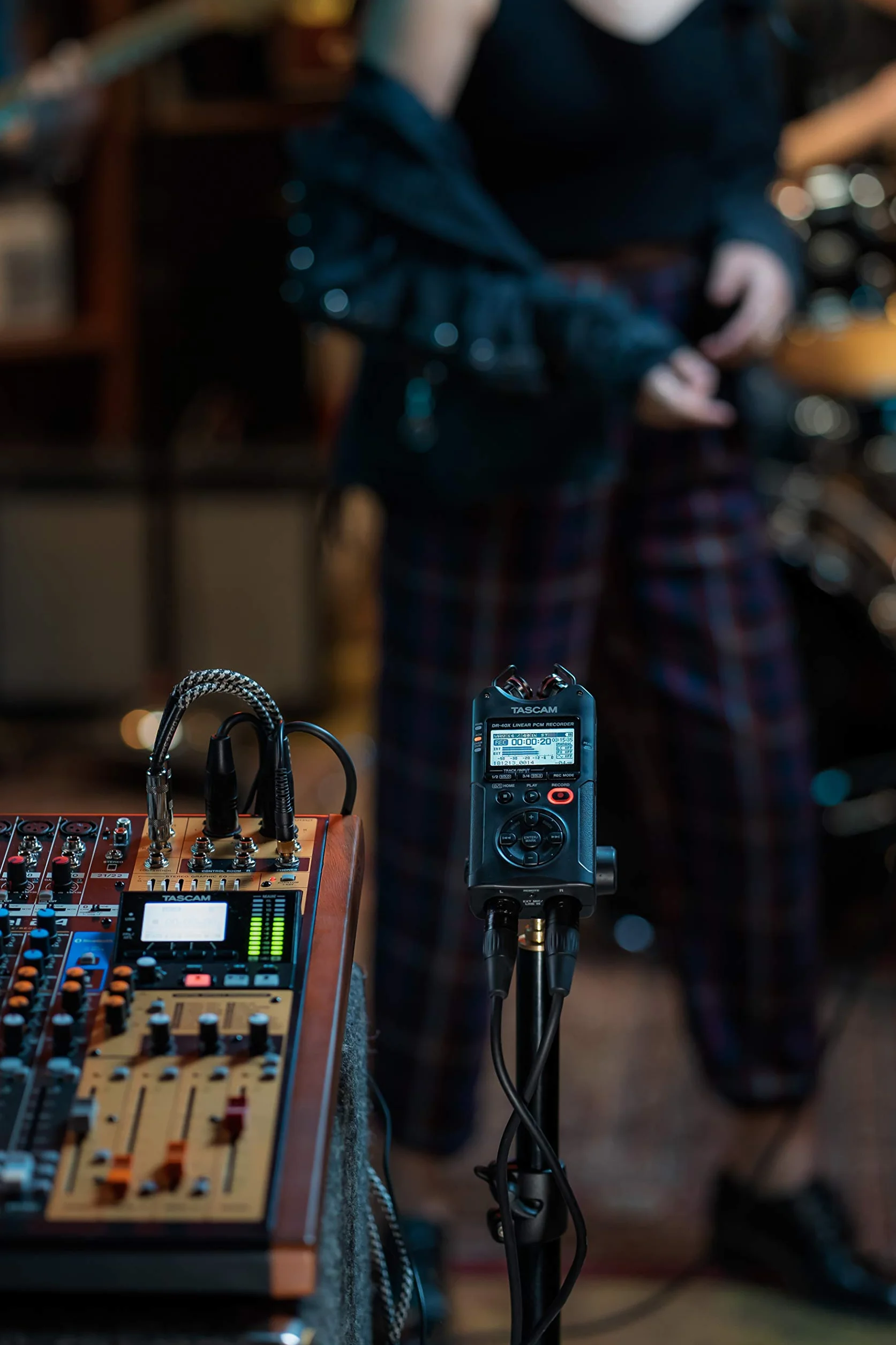 Tascam Przenośny czterościeżkowy rejestrator dźwięku DR-40X i interfejs USB