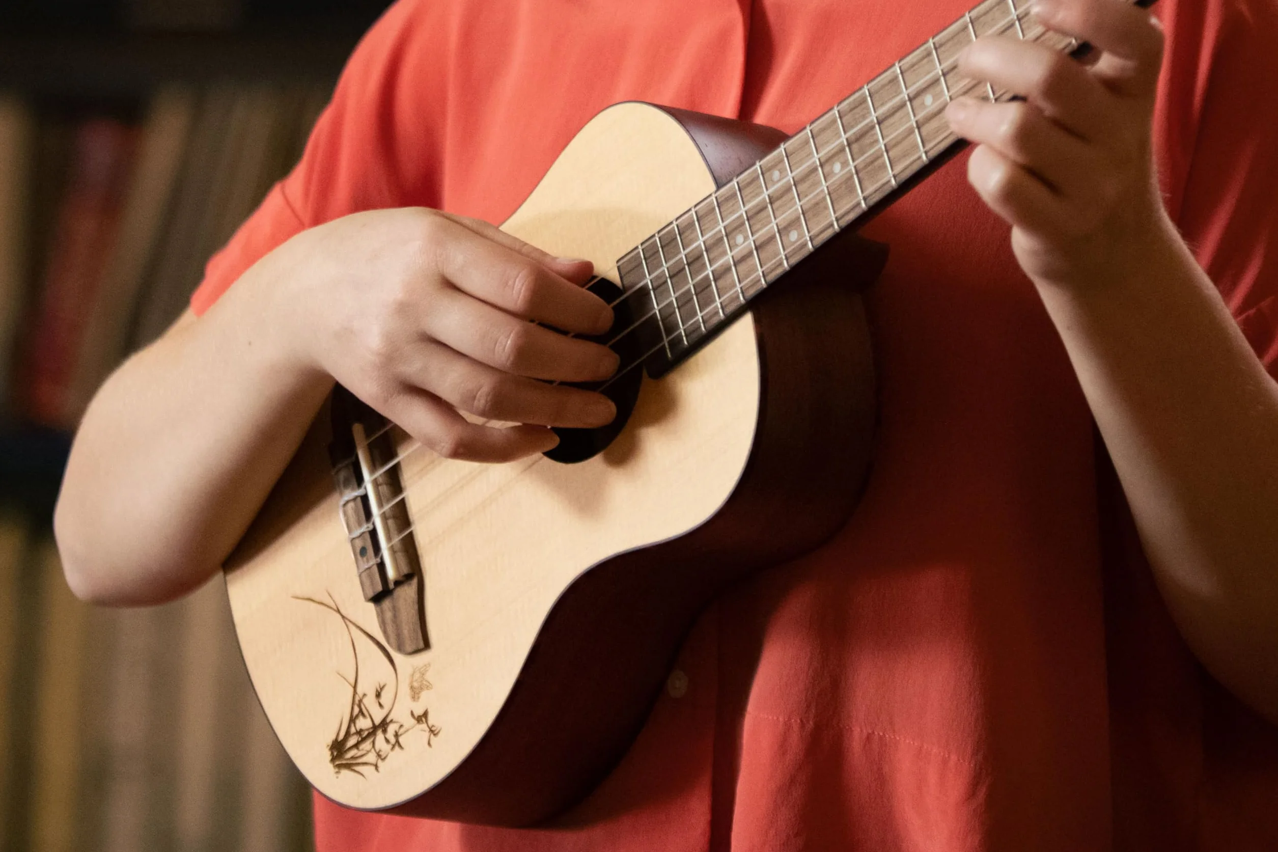 Ortega gitary RU5-TE Tenor ukulele z blatem świerkowym i korpusem Sapele w satynowym wykończeniu, 18 progów