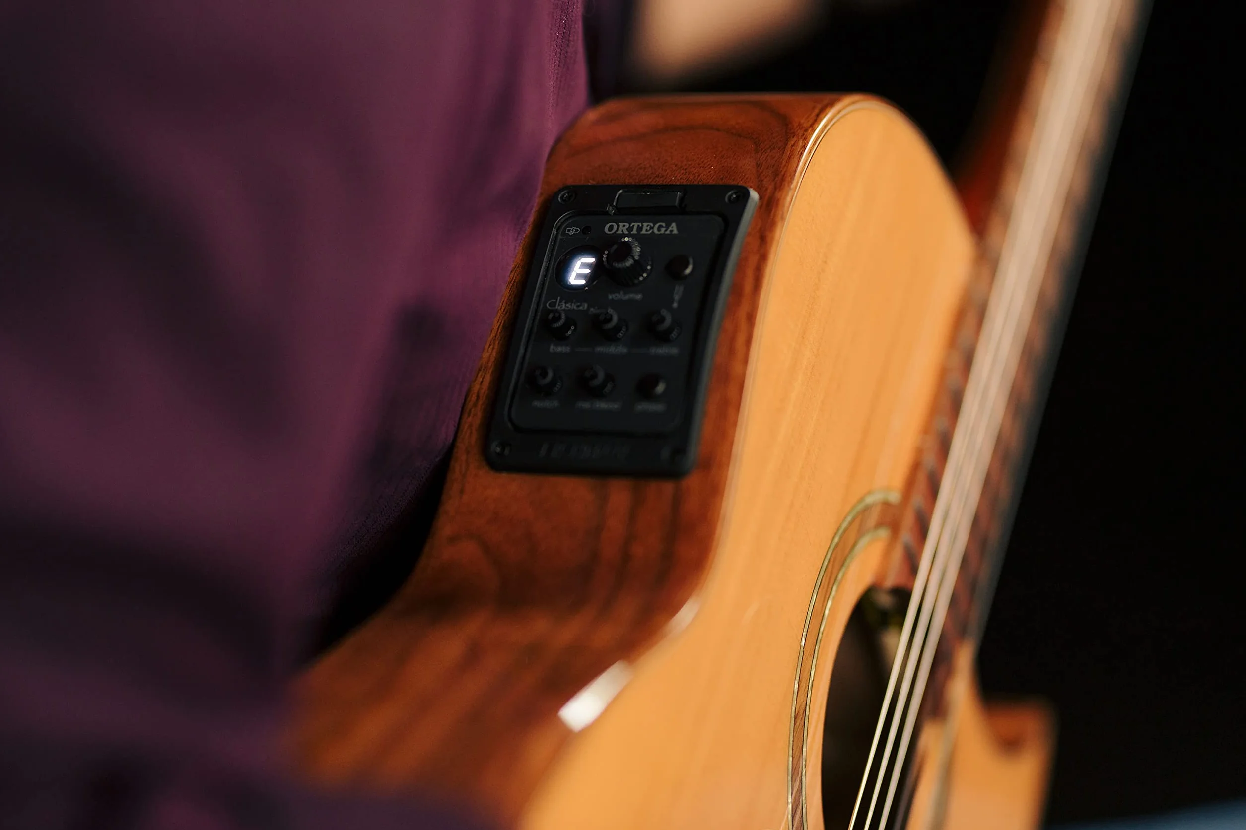 Ortega Guitars Classical Guitar Electro-Acoustic – Wąski Gryf, Korpus Thinline – Seria Signature – W Zestawie Pokrowiec i Folia Ochronna – Lity Cedr/Orzech, Wykończenie Naturalne (FLAMETAL-TWO)