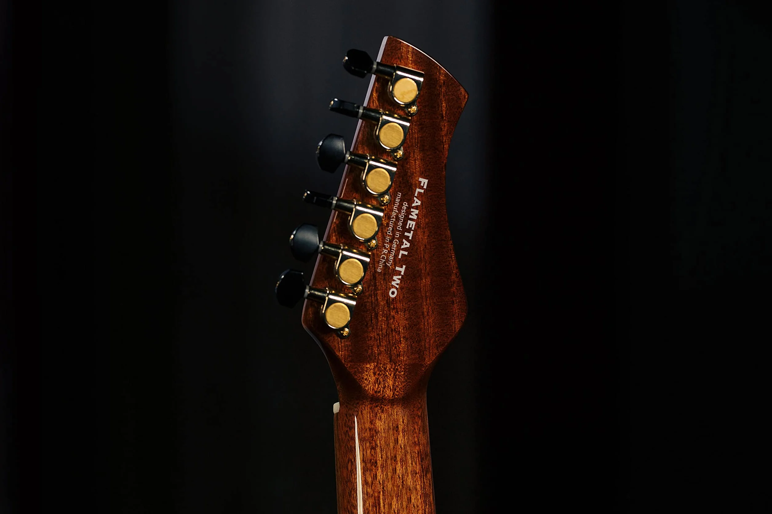 Ortega Guitars Classical Guitar Electro-Acoustic – Wąski Gryf, Korpus Thinline – Seria Signature – W Zestawie Pokrowiec i Folia Ochronna – Lity Cedr/Orzech, Wykończenie Naturalne (FLAMETAL-TWO)