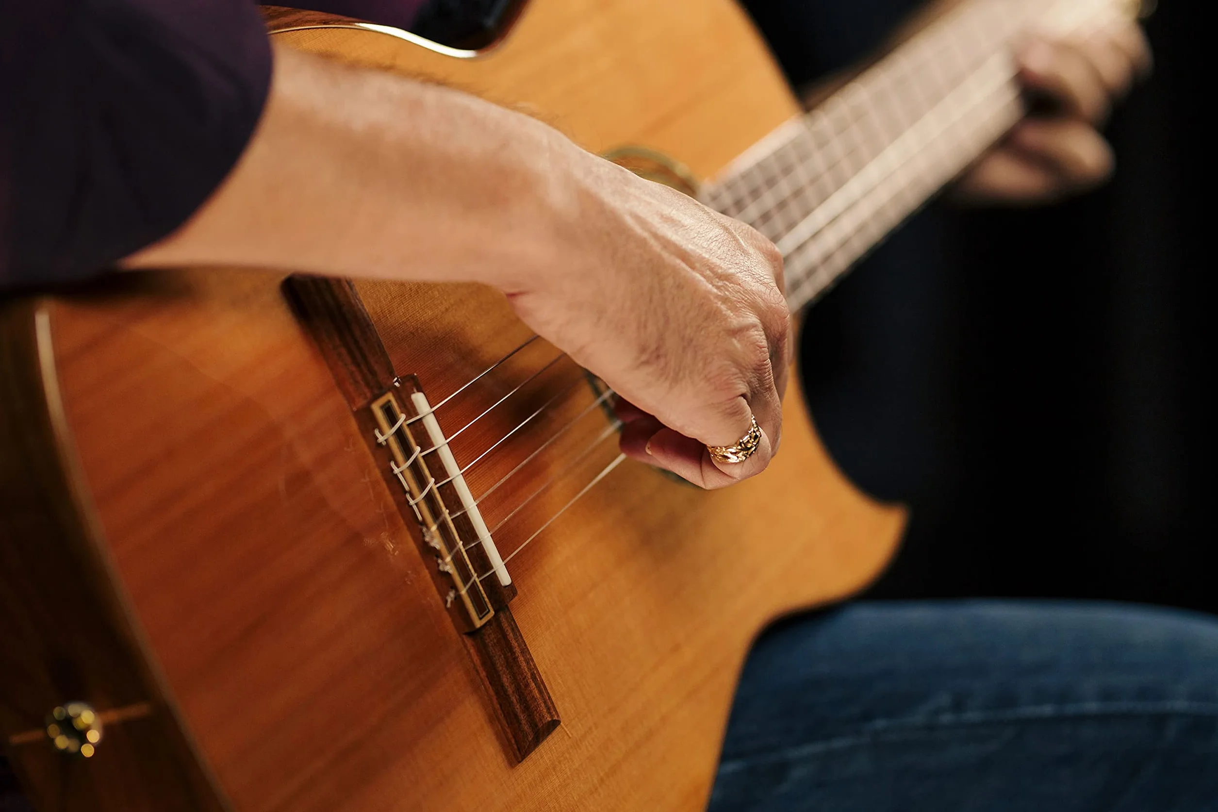 Ortega Guitars Classical Guitar Electro-Acoustic – Wąski Gryf, Korpus Thinline – Seria Signature – W Zestawie Pokrowiec i Folia Ochronna – Lity Cedr/Orzech, Wykończenie Naturalne (FLAMETAL-TWO)