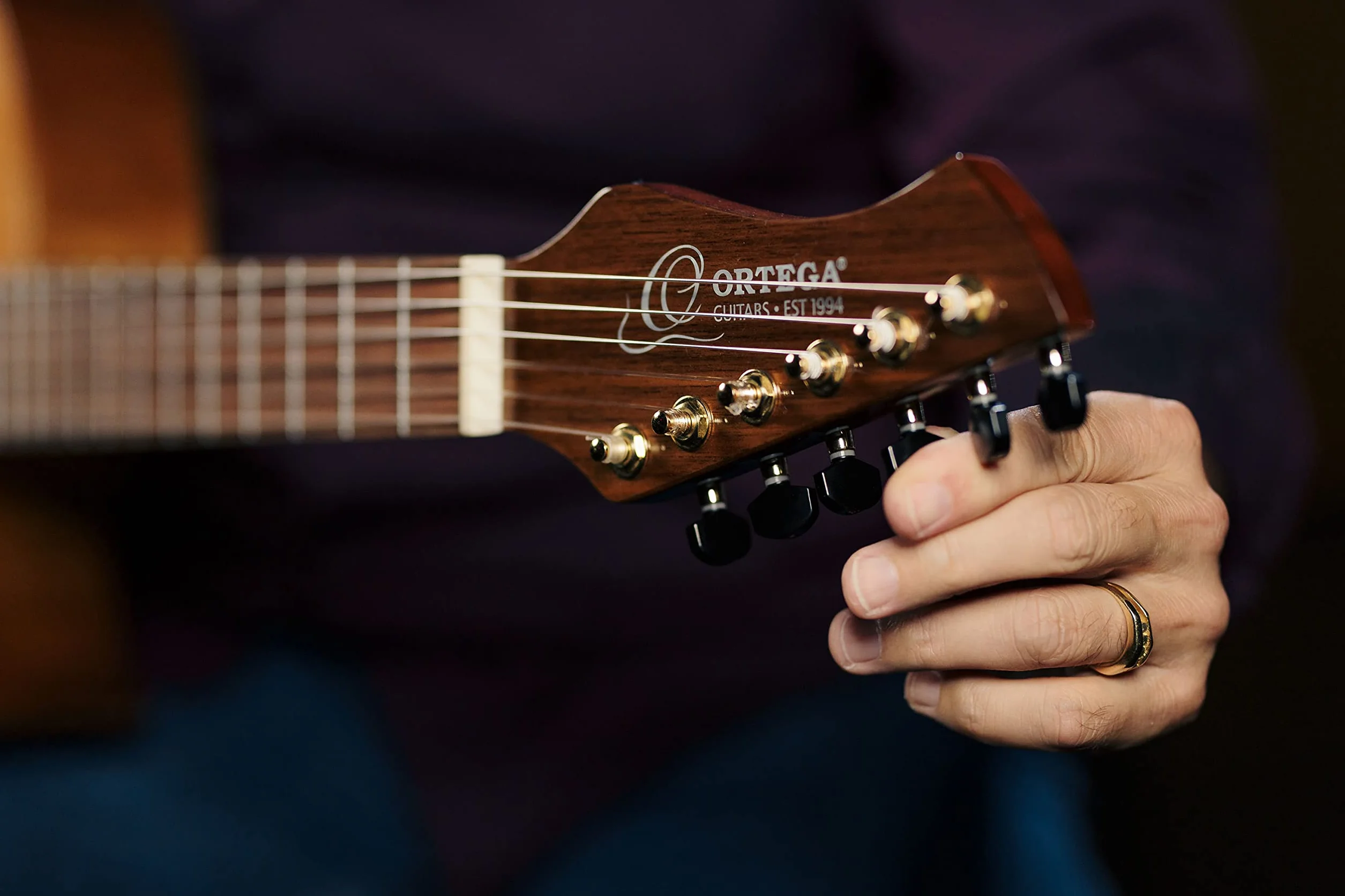 Ortega Guitars Classical Guitar Electro-Acoustic – Wąski Gryf, Korpus Thinline – Seria Signature – W Zestawie Pokrowiec i Folia Ochronna – Lity Cedr/Orzech, Wykończenie Naturalne (FLAMETAL-TWO)